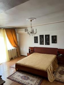 Schlafzimmer mit einem Bett und einem Kronleuchter in der Unterkunft Unirii 64 in Bukarest