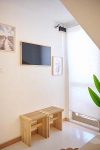 sala de estar con mesa y TV en la pared en Design Sea Apartment -BOHO SUITE- Abruzzo en Francavilla al Mare