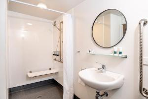 Bilik mandi di The Com Plex Motel