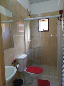 un bagno con wc, lavandino e doccia di Casa Próximo do Centro a Parati