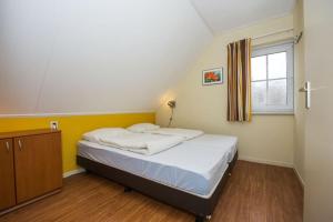 A bed or beds in a room at Vakantiepark Hellendoorn