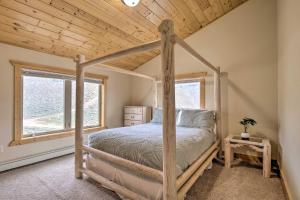 1 dormitorio con cama y techo de madera en Breathtaking Lake-View Retreat with On-Site Hiking!, en Twin Lakes