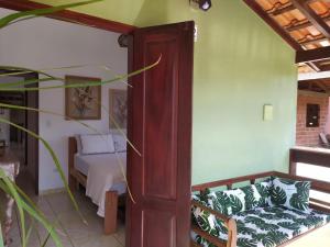 una camera da letto con un letto e un divano in una stanza di Casa Próximo do Centro a Parati