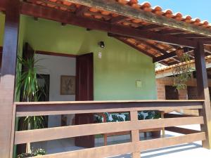 una veranda di una casa con recinzione in legno di Casa Próximo do Centro a Parati