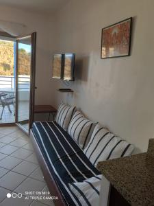 TV a/nebo společenská místnost v ubytování studio avec piscine et wifi à cabonegro + 14 fotografií