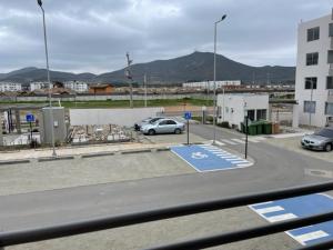 ein Parkplatz mit einem Auto auf einem Parkplatz in der Unterkunft Departamento Vista Aeropuerto in La Serena
