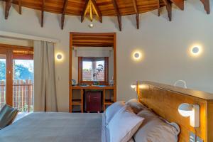 ein Schlafzimmer mit einem großen Bett und einem Sofa in der Unterkunft Atiaia Jungle River Retreat in Visconde De Maua