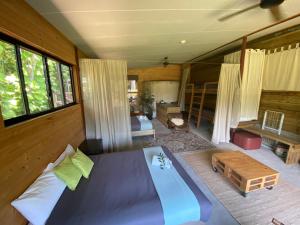 ein Schlafzimmer mit einem großen Bett in einem Zimmer in der Unterkunft Castle Rock Farm in Byfield
