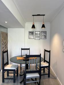 a dining room with a table and chairs at Lumiere Apartments - Departamento en Complejo Residencial in Mendoza