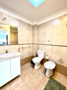 y baño con aseo y lavamanos. en Lumiere Apartments - Departamento en Complejo Residencial en Mendoza