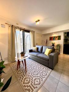 sala de estar con sofá y mesa en Lumiere Apartments - Departamento en Complejo Residencial en Mendoza