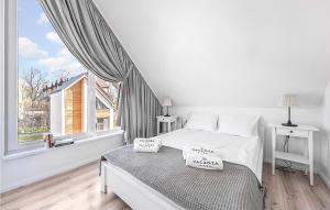 Posteľ alebo postele v izbe v ubytovaní 2 Bedroom Beautiful Home In Nowecin