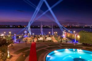 ルクソールにあるソネスタ セントジョージ ホテル コンベンションセンターの水辺の景色を望む夜間のプール