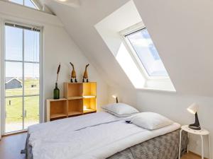 Nørre LyngbyにあるHoliday Home Lyngbyvej Vのベッドルーム1室(ベッド1台、大きな窓付)