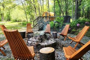 um grupo de cadeiras à volta de uma fogueira em NEW! Hurleyville Upstate NY - your Catskills getaway with hot tub, sauna and firepit! em Hurleyville