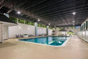 a large swimming pool in a large building at Best Western Plymouth Inn-White Mountains in Campton