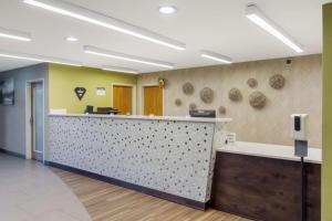 a waiting room with a counter and a reception desk at Best Western Plus Wenatchee Downtown Hotel in Wenatchee