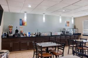 a restaurant with tables and chairs and a counter at Best Western Nursanickel Hotel in Dalhart