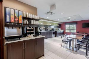 uma grande cozinha com um bar e uma sala de jantar em Best Western Plus Red Deer Inn & Suite em Red Deer