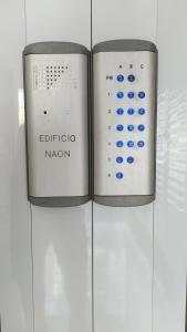 un sistema de juegos nintendo wii en una pared en Naon Arts Experience en Buenos Aires