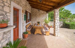 Zdjęcie z galerii obiektu Amazing Home In Erzisce With Jacuzzi w mieście Nedeščina