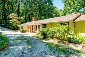 Sonshine Cottage في هيندرسونفيل: منزل أصفر أمامه ممر