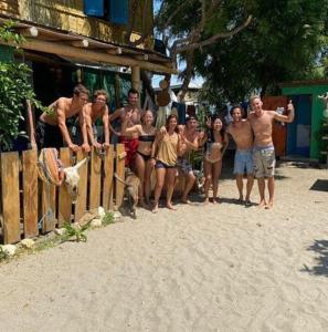 un grupo de personas de pie junto a una valla en Hostal Puerto Engabao Surf Shelter, en Engabao