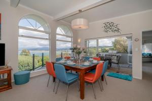 - une salle à manger avec une table et des chaises offrant une vue dans l'établissement Hosts on the Coast Harbour Lights, à Whitianga