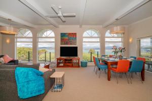 un salon avec un canapé et une table dans l'établissement Hosts on the Coast Harbour Lights, à Whitianga