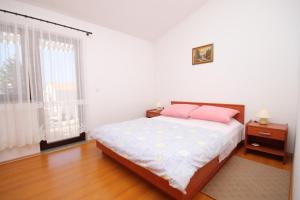 Postel nebo postele na pokoji v ubytování Apartments with parking spaces Novalja, Pag - 6524