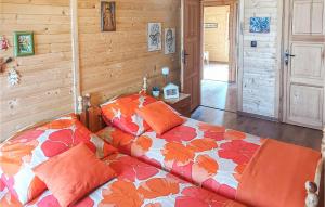 Tempat tidur dalam kamar di Gorgeous Home In Miechucino With House A Panoramic View