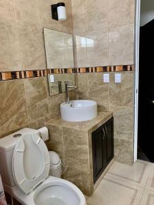La salle de bains est pourvue de toilettes et d'un lavabo. dans l'établissement Hotel boutique CVC, à Acapulco