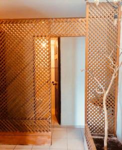 un couloir avec une porte ouverte avec un arbre. dans l'établissement Cafeto Loft Lovely and private loft in Ruta de las Flores heart, à Juayúa