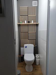 a bathroom with a white toilet in a room at u cioci Lutki urocze mieszkanie z balkonem in Kraków
