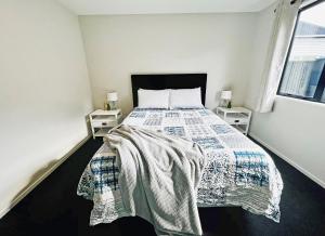 Tempat tidur dalam kamar di Thomas Townhouse - Christchurch Holiday Homes