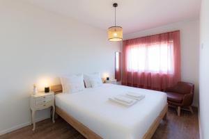 En eller flere senge i et værelse på Alegria Porto by We Do Living