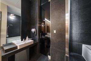 La salle de bains est pourvue d'un lavabo et d'un miroir. dans l'établissement Starhills Hotel, à Séoul