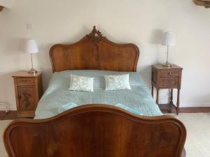 Posteľ alebo postele v izbe v ubytovaní Gîte charmant en Berry avec terrasse, jardin, parking et chauffage inclus - FR-1-591-364