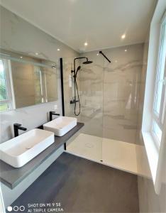 a bathroom with two sinks and a shower at Maison des Pommiers - Bord de mer et campagne in Port-en-Bessin-Huppain
