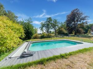 בריכת השחייה שנמצאת ב-Welcoming holiday home in Ohey with garden או באזור