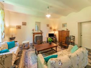 uma sala de estar com dois sofás e uma mesa em Welcoming holiday home in Ohey with garden em Ohey