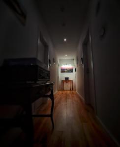 un pasillo oscuro con una mesa en una habitación en COIMBRA CITY CHARM, en Coímbra