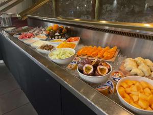 una línea de buffet con diferentes tipos de frutas y hortalizas en Pacific Hotel Cairns, en Cairns