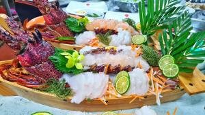 un panier de nourriture avec des crevettes et des légumes sur une table dans l'établissement Tan Son Nhat Con Dao Resort, à Côn Son