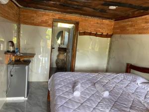1 dormitorio con cama y techo de madera en Eco Floor Bird Song Lodge en Cat Tien