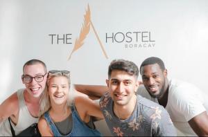 un gruppo di persone che posano per una foto di The A Hostel a Boracay