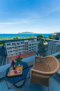 d'une table et d'une chaise sur un balcon avec vue. dans l'établissement Prime New Hotel, à Nha Trang