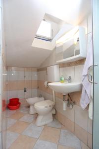 La salle de bains est pourvue de toilettes et d'un lavabo. dans l'établissement Studio Podstrana 17053b, à Podstrana