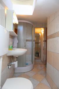 La salle de bains est pourvue de toilettes, d'un lavabo et d'une douche. dans l'établissement Studio Podstrana 17053b, à Podstrana