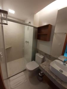 薩利諾波利斯的住宿－Exclusive Resort，带淋浴、卫生间和盥洗盆的浴室